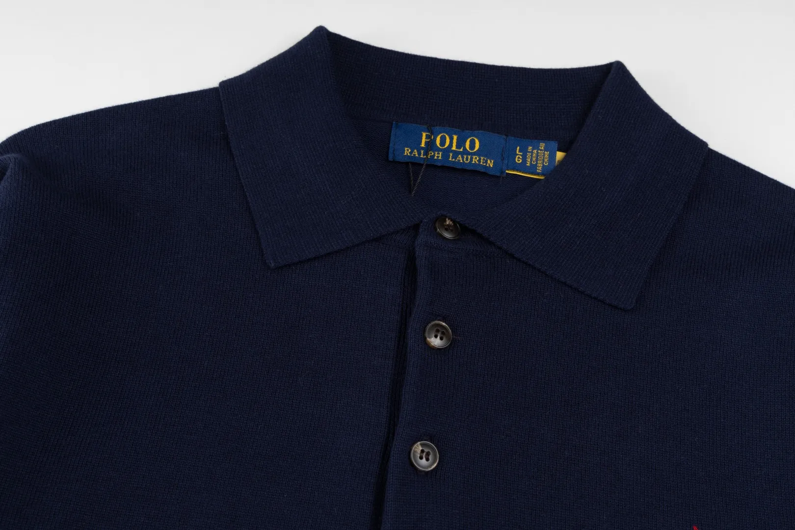 P206 Style number: R07 Ralph Lauren knitted pony embroidered lapel polo shirt three-button pullover open chest long-sleeved sweater. Official website synchronized. Same style for men and women. Classic cotton yarn. 100% white cotton. High-quality goods. Classic style has always been very popular! The workmanship details are very good! The simple lapel polo pullover sweater is always the standard, with classic brand embroidery on the chest! All major stars have the same style! Best for couples. High quality goods! Xinjiang cotton micro-elastic and smooth fabric is of great quality. Pure cotton is soft and skin-friendly. Color #White Blue Gray Dark Gray Khaki Military Green Navy White Label Navy Blue Red Label Black Red Label Black White Label Pink Size#S M L